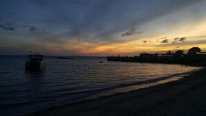 On the beach, white sand - Jungle Gym & Eco Lodge - Hostel (Ko Pha-ngan)