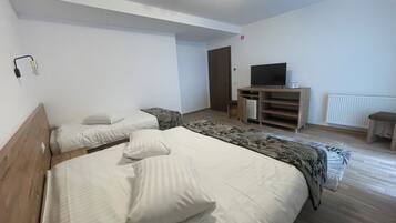 Habitación básica | Caja de seguridad en la habitación, wifi gratis y ropa de cama