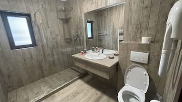 Habitación básica | Baño | Secador de pelo, toallas, jabón y champú