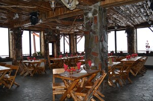 供应早餐、午餐和晚餐