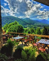 供应早餐、午餐和晚餐