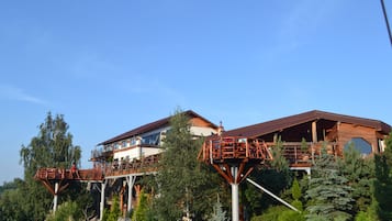 Breakfast, lunch and dinner served