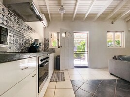 Refrigerador, microondas, placa de cocina, cafetera/tetera