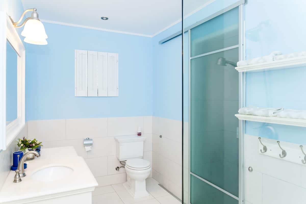 Grand-Studiosuite, 1 Schlafzimmer, Terrasse, Erdgeschoss | Badezimmer | Dusche, kostenlose Toilettenartikel, Haartrockner, Handtücher
