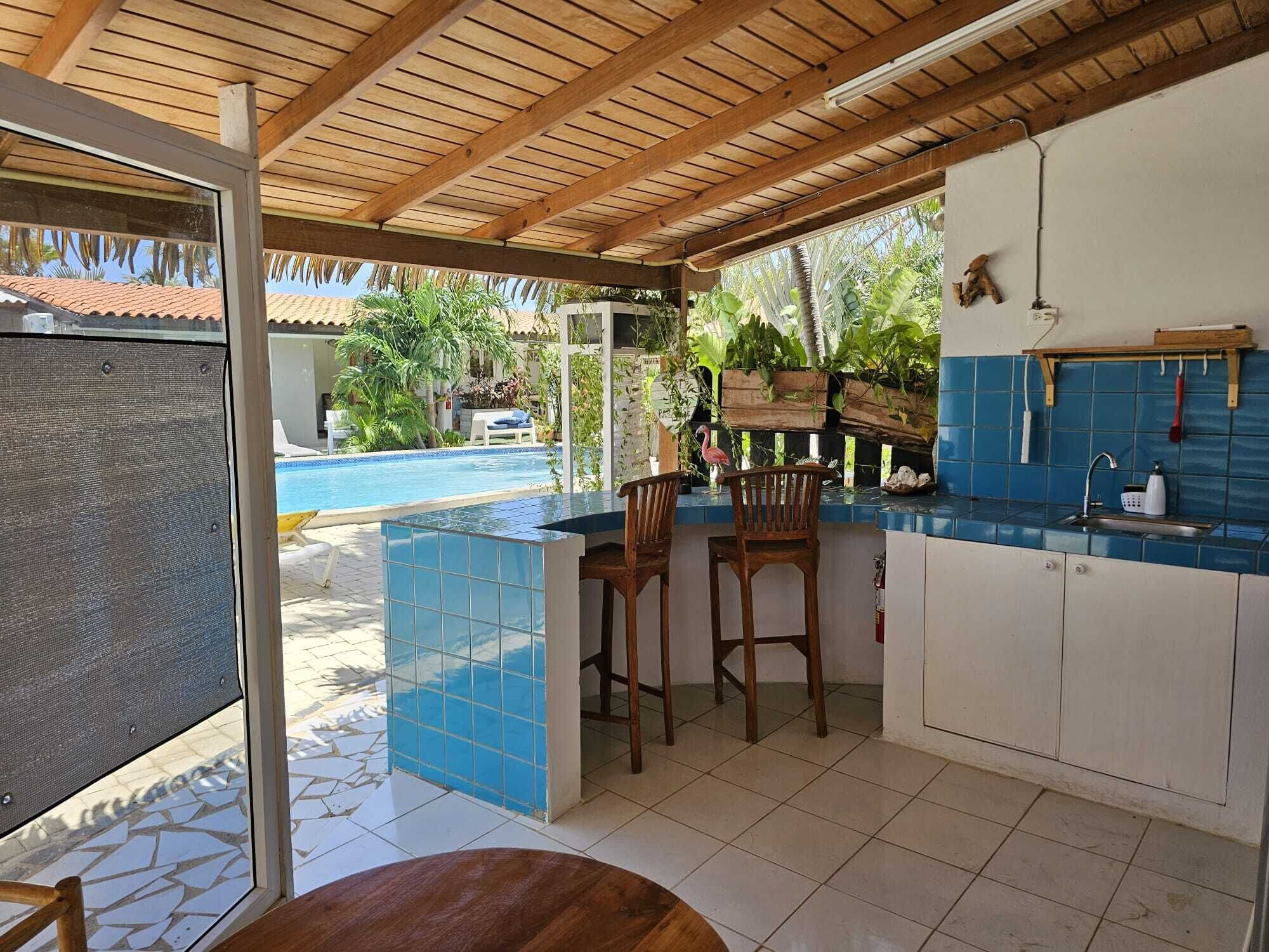 Estúdio panorâmico, 1 quarto, vista para o jardim, ao lado da piscina | Cozinha privada | Geladeira, micro-ondas, cooktop, cafeteira/chaleira