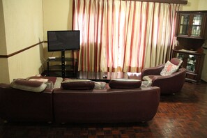Basic-Maisonette, 3 Schlafzimmer, Stadtblick, Eckzimmer | Wohnzimmer | Flachbildfernseher