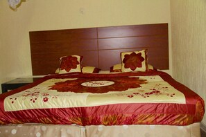 3 makuuhuonetta, työpöytä, silitysrauta/-lauta, ilmainen Wi-Fi