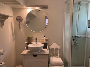Decoración personalizada, muebles diferentes y cortinas blackout 