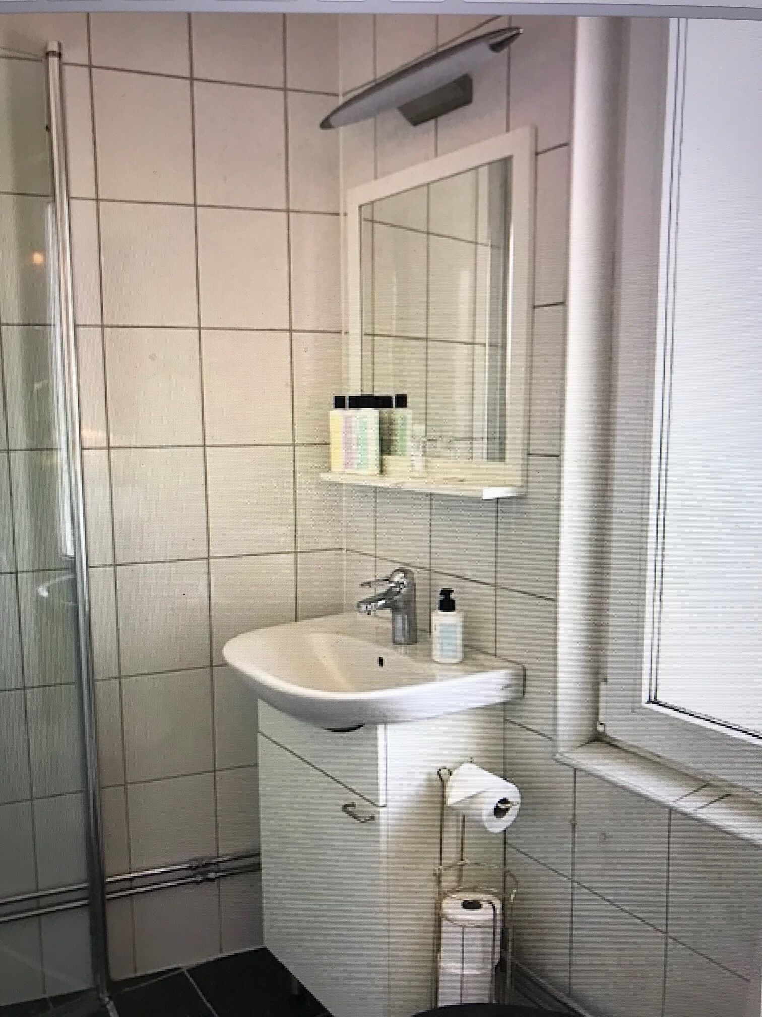 small double room (queensize bed) | bathroom | shower, free toiletries, hair dryer, towels