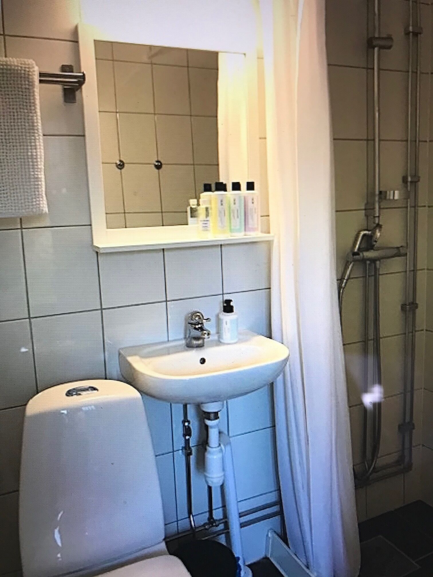 twin room (4) | bathroom | shower, free toiletries, hair dryer, towels
