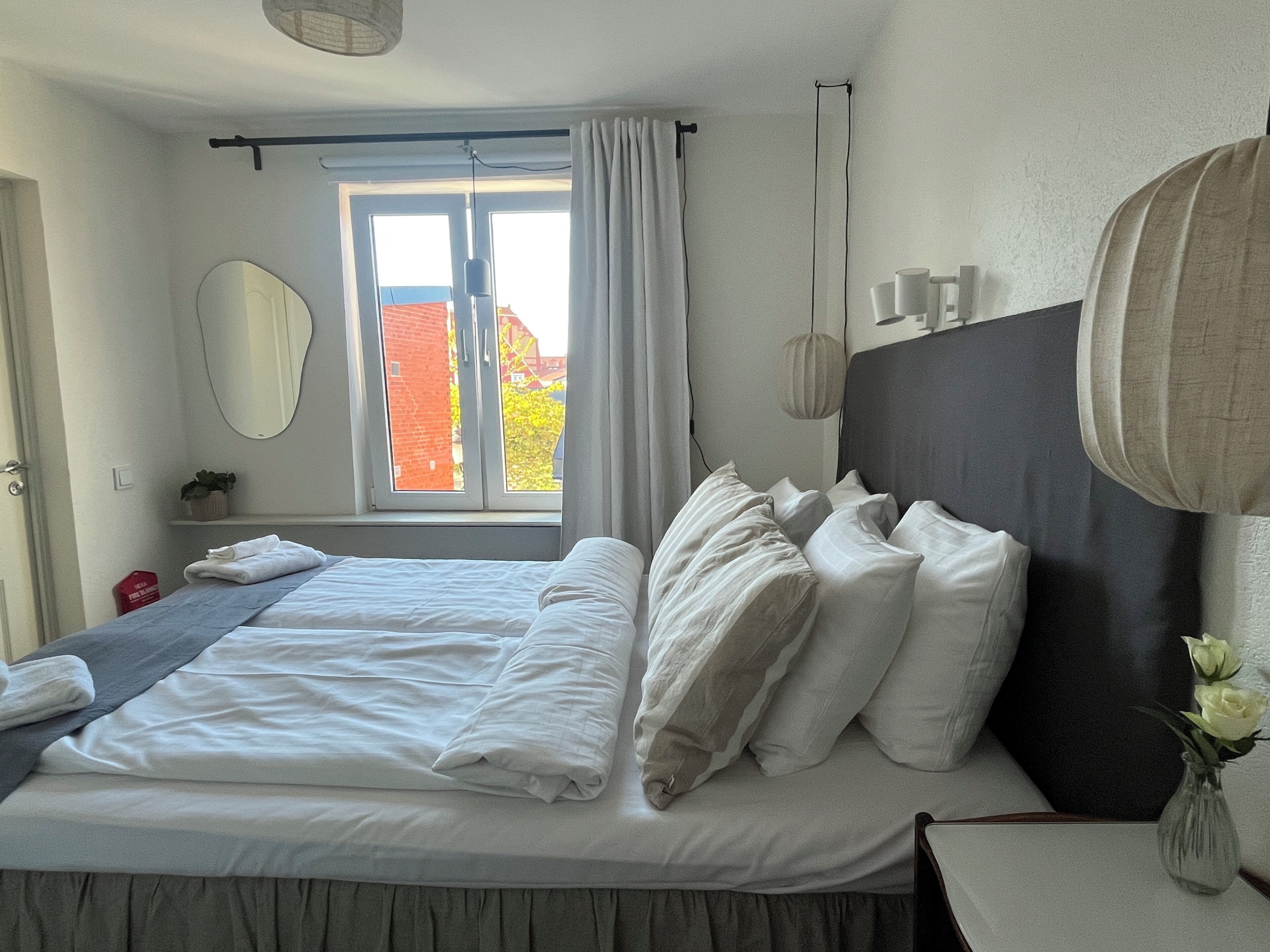 Small Double Room (Queensize Bed) | بديكورات فريدة لكل غرفة وطراز فريد لكل وحدة وستائر تعتيم ومكواة/لوح كي
