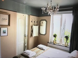 Small Double Room (Queensize Bed) | Individually decorated, individually furnished, blackout curtains - Hotell Bäckagården (Ystad)