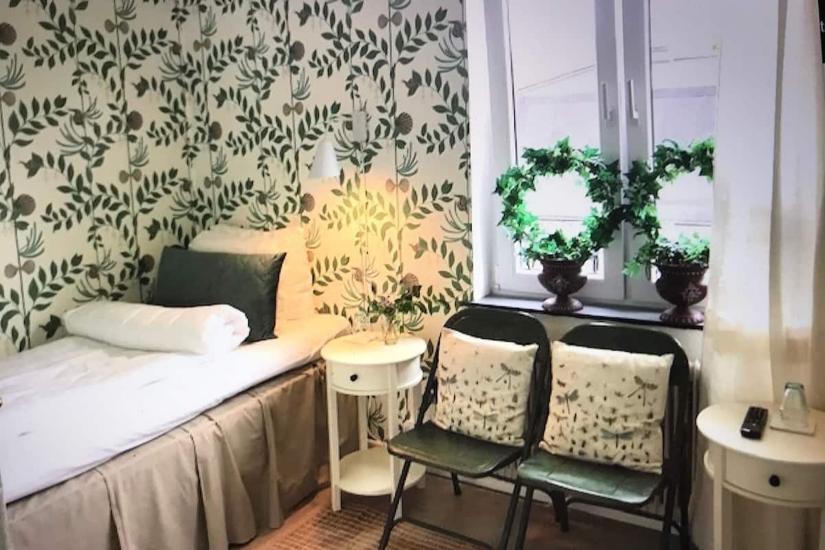 Twin Room (4) | Individually decorated, individually furnished, blackout drapes
