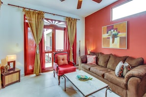 Comfort Apartment, 2 Bedrooms, Non Smoking, Beach View | Living room