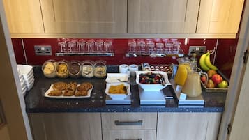 Un bufé de desayuno con diversas opciones de comida y bebidas.