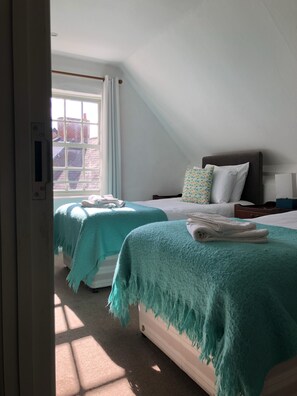 Haldon | Premium bedding, desk, iron/ironing board, free cribs/infant beds - Route 2 Topsham (Exeter)