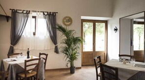 Frokost og middag serveres, lokale retter