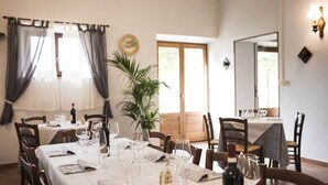 Frokost og middag serveres