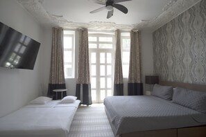 Apartamento, sacada | Cofres nos quartos, Wi-Fi de cortesia, roupa de cama