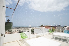 Apartamento exclusivo, 1 cama King e sofá-cama, vista para o mar | Cofres nos quartos, Wi-Fi de cortesia, roupa de cama