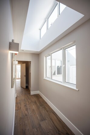 Appartement Deluxe, 2 chambres, 2 salles de bains, vue sur la ville | 2 chambres, rideaux d’obscurcissement, système d’insonorisation