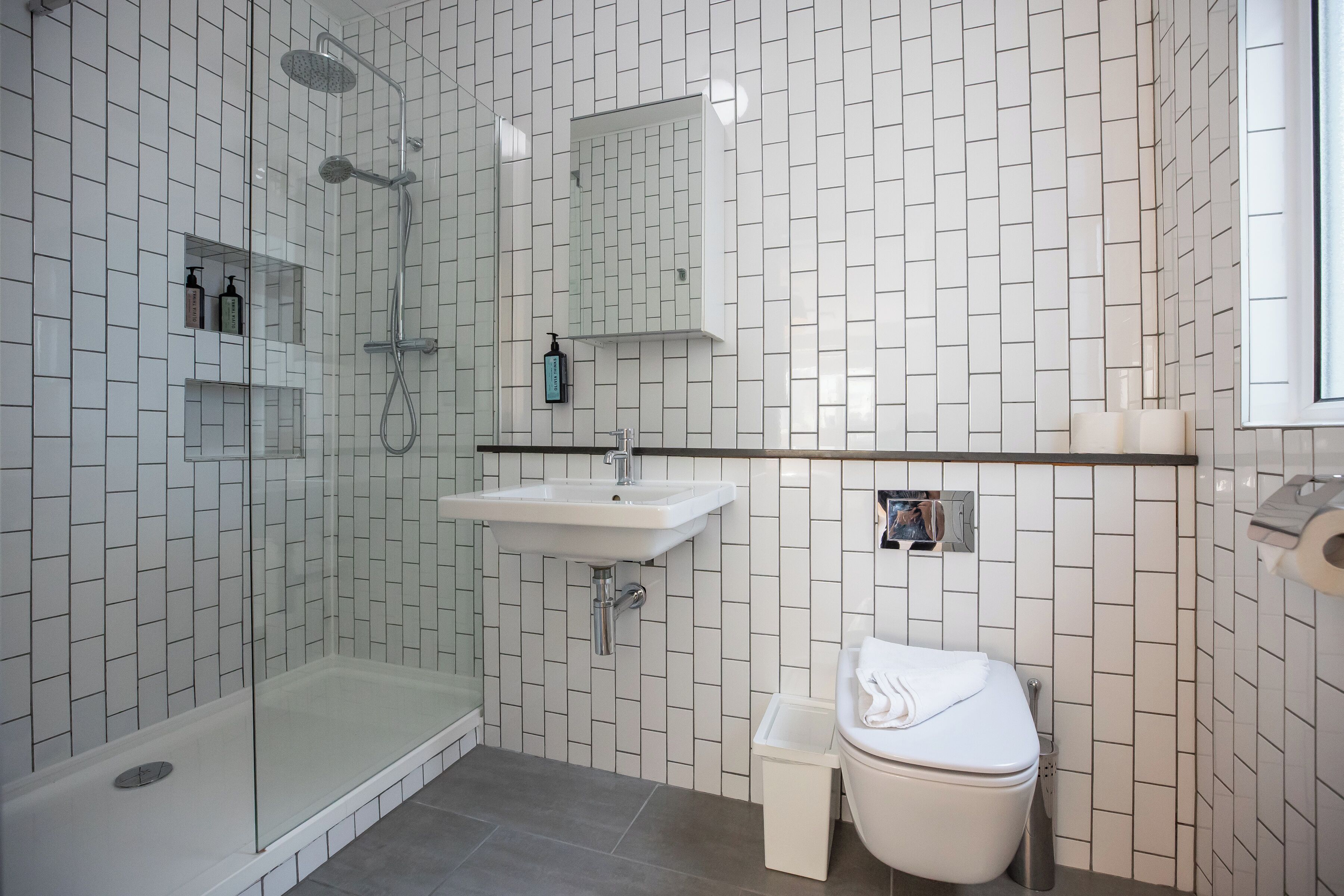 Apartament Deluxe, 2 dormitoris, 2 banys, vistes a la ciutat | Bany | Combinació de dutxa i banyera i articles de tocador gratuïts 