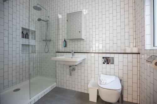 Apartament Deluxe, 2 dormitoris, 2 banys, vistes a la ciutat | Bany | Combinació de dutxa i banyera i articles de tocador gratuïts
