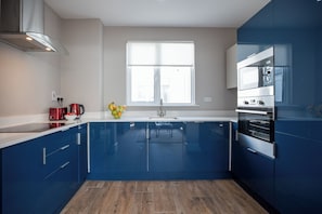 Appartamento Deluxe, 2 camere da letto, 2 bagni, vista città | Cucina privata | Frigorifero, microonde, forno, piano cottura