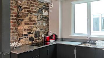Deluxe Apartment, 2 Bedrooms, 2 Bathrooms, City View | Private kitchen