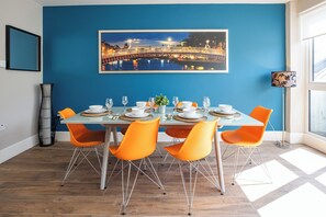 Appartement Deluxe, 2 chambres, 2 salles de bains, vue sur la ville | Repas dans la chambre