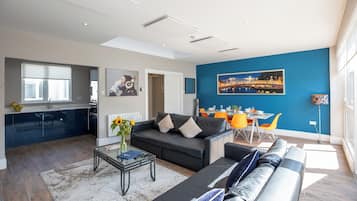 Deluxe Apartment, 2 Bedrooms, 2 Bathrooms, City View | Living area