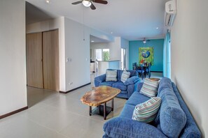 Appartamento Comfort, 2 camere da letto, non fumatori, vista spiaggia | Area soggiorno | TV a schermo piatto