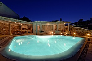 Outdoor pool, pool umbrellas, sun loungers - Villa Harmony (Mykonos)