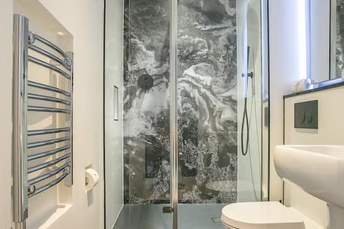 Monolocale Superior, angolo cottura, vista città | Bagno | Articoli per l'igiene personale ecosostenibili, asciugacapelli
