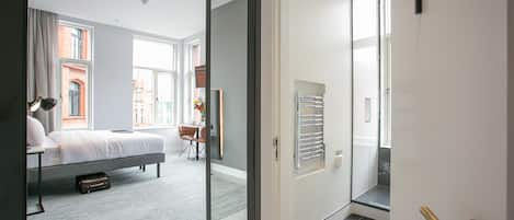 Deluxe studio, kitchenette, uitzicht op de stad | Een kluis op de kamer, individueel gedecoreerd, individueel gemeubileerd