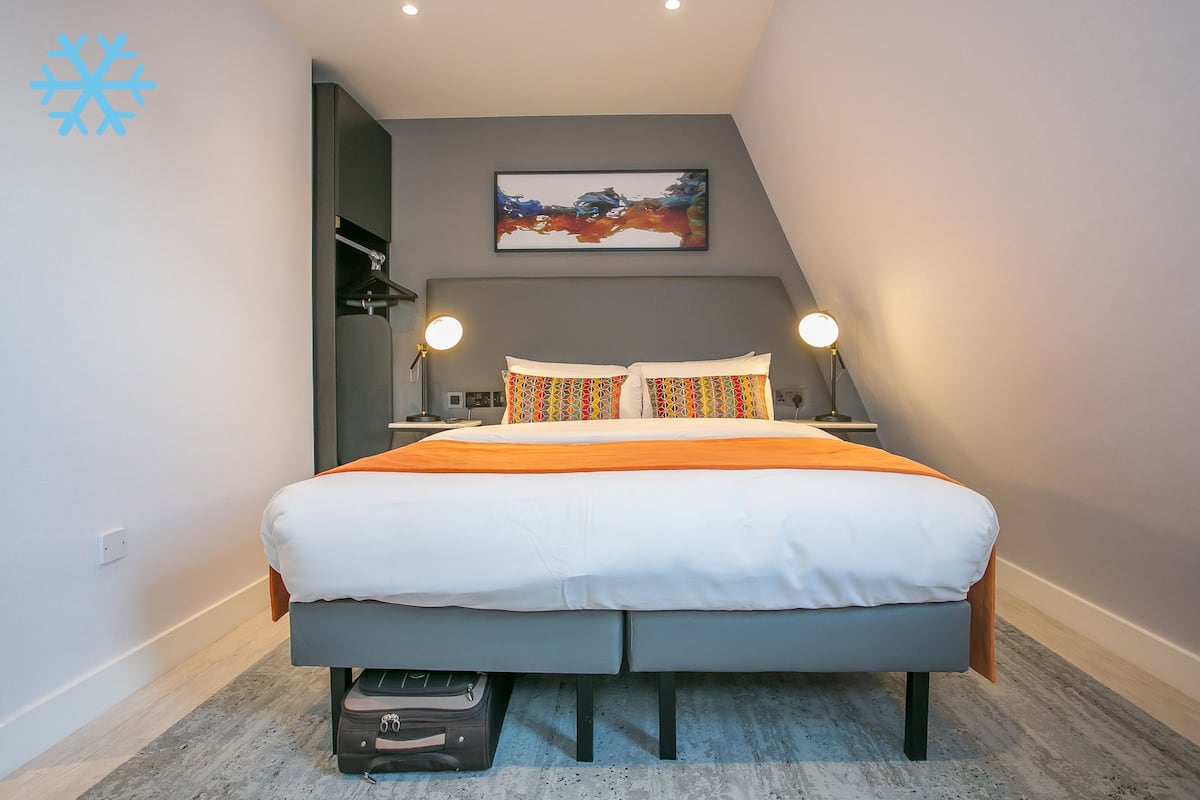 Comfort Studio, 1 King Bed, Kitchenette, City View | In-room safe, individually decorated, individually furnished