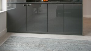 Una cocina moderna con electrodomésticos integrados, un ventanal y vistas a la ciudad.