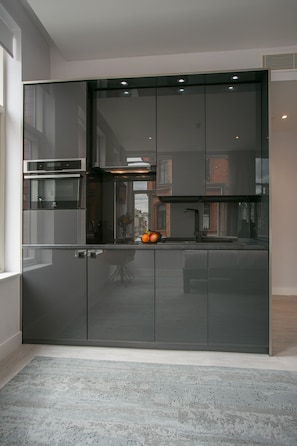 Deluxe studio, kitchenette, uitzicht op de stad | Privékitchenette | Een koelkast, een microgolfoven, een oven, een kookplaat