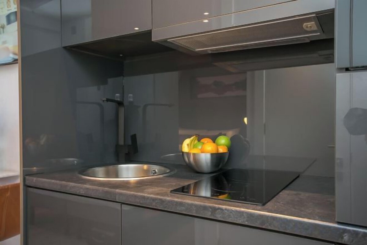 Cocina privada | Frigorífico, microondas, horno y placa de cocina