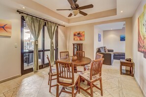 Comfort Apartment, 6 Bedrooms, Non Smoking, Beach View | In-room dining