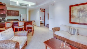 Comfort Apartment, 6 Bedrooms, Non Smoking, Beach View | Living room - Bahia Encantada H3 & G3 (Jacó)