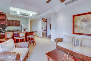 Comfort Apartment, 6 Bedrooms, Non Smoking, Beach View | Living room | Flat-screen TV - Bahia Encantada H3 & G3 (Jacó)