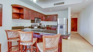 Comfort Apartment, 6 Bedrooms, Non Smoking, Beach View | In-room dining - Bahia Encantada H3 & G3 (Jacó)