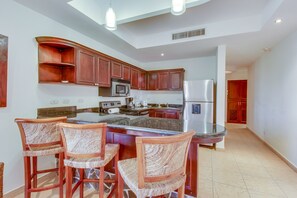 Comfort Apartment, 6 Bedrooms, Non Smoking, Beach View | In-room dining