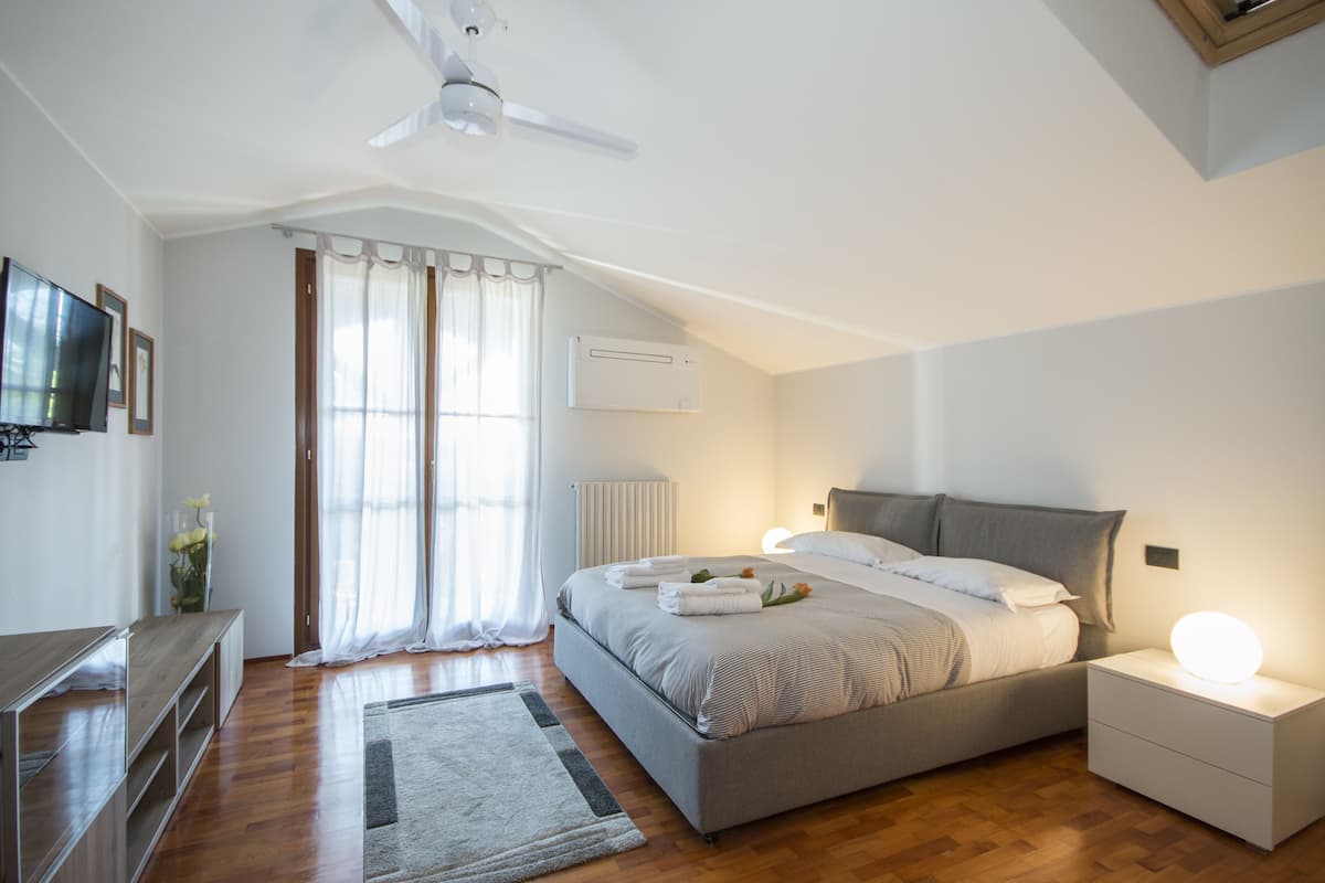 Loftsleilighet, 2 soverom | Skrivebord, strykejern/-brett og barnesenger