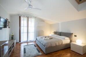 Penthouse, 2 Bedrooms | Desk, iron/ironing board, cribs/infant beds, rollaway beds - B&B Casa Ceruti (Villa Guardia)