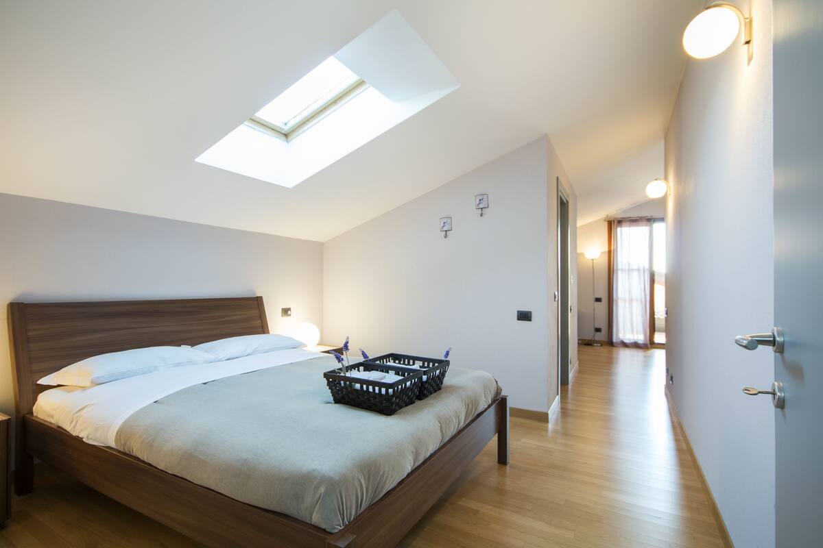 Suite, terrasse | Skrivebord, strykejern/-brett og barnesenger