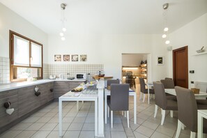 Petit déjeuner complet (8 EUR par personne)