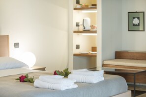 Quadruple Room, Garden View, Annex Building | Desk, iron/ironing board, cribs/infant beds, rollaway beds - B&B Casa Ceruti (Villa Guardia)