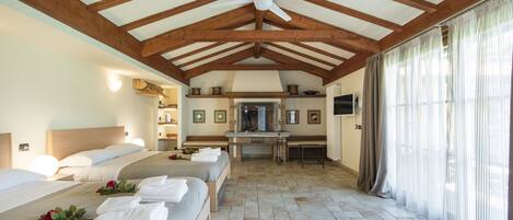 Vierpersoonskamer, uitzicht op tuin, bijgebouw | Een bureau, een strijkplank/strijkijzer, babybedden (toeslag)